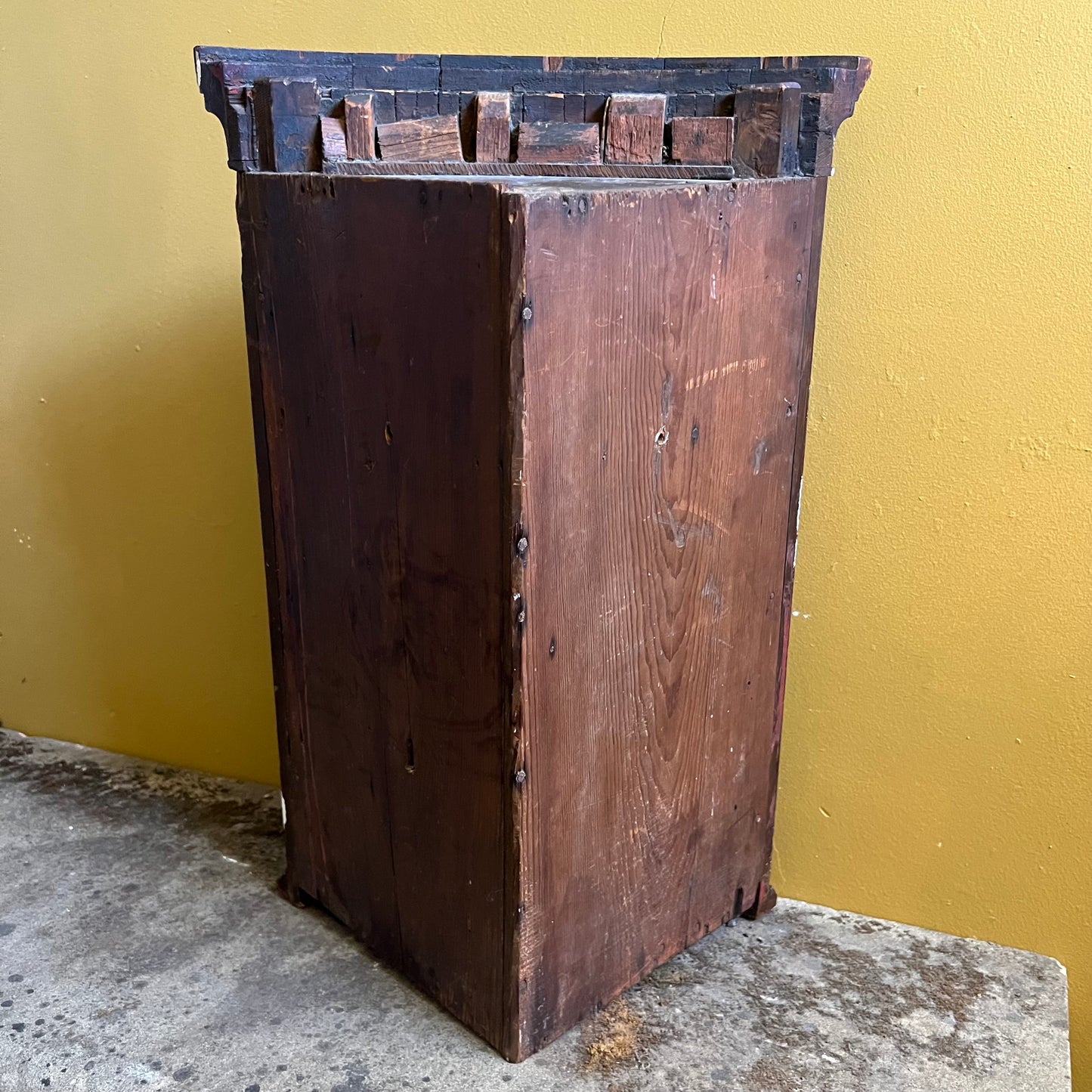 English George III Bow-Fronted Mahogany Corner Cupboard with Geometric Inlay, c.1770