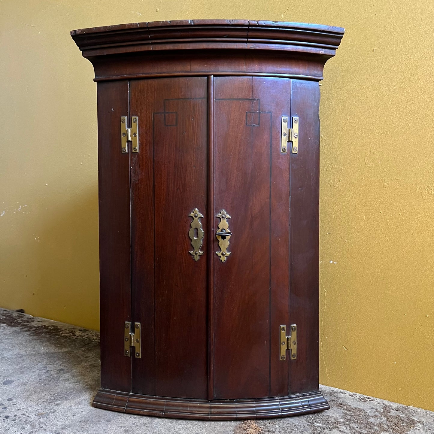 English George III Bow-Fronted Mahogany Corner Cupboard with Geometric Inlay, c.1770