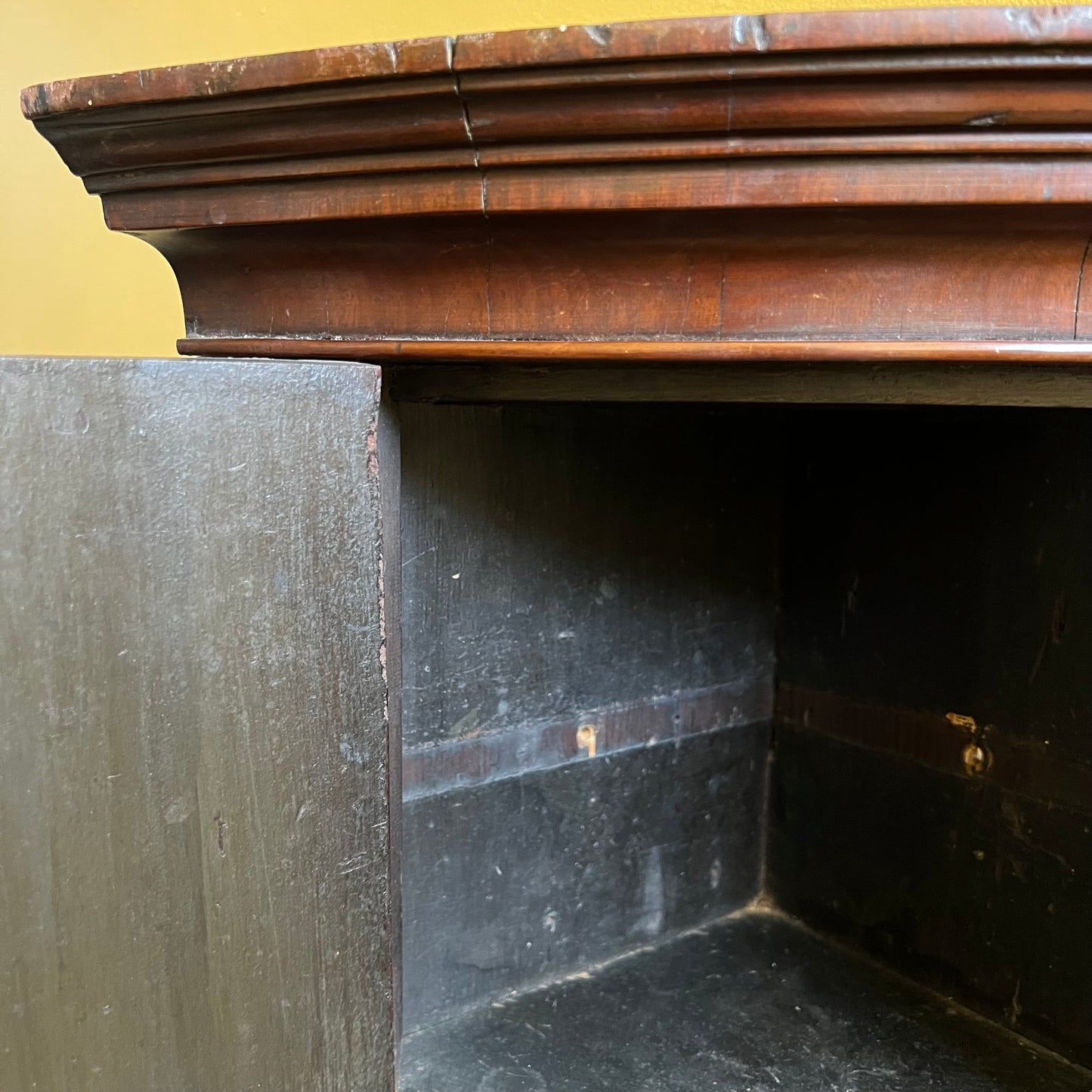 English George III Bow-Fronted Mahogany Corner Cupboard with Geometric Inlay, c.1770