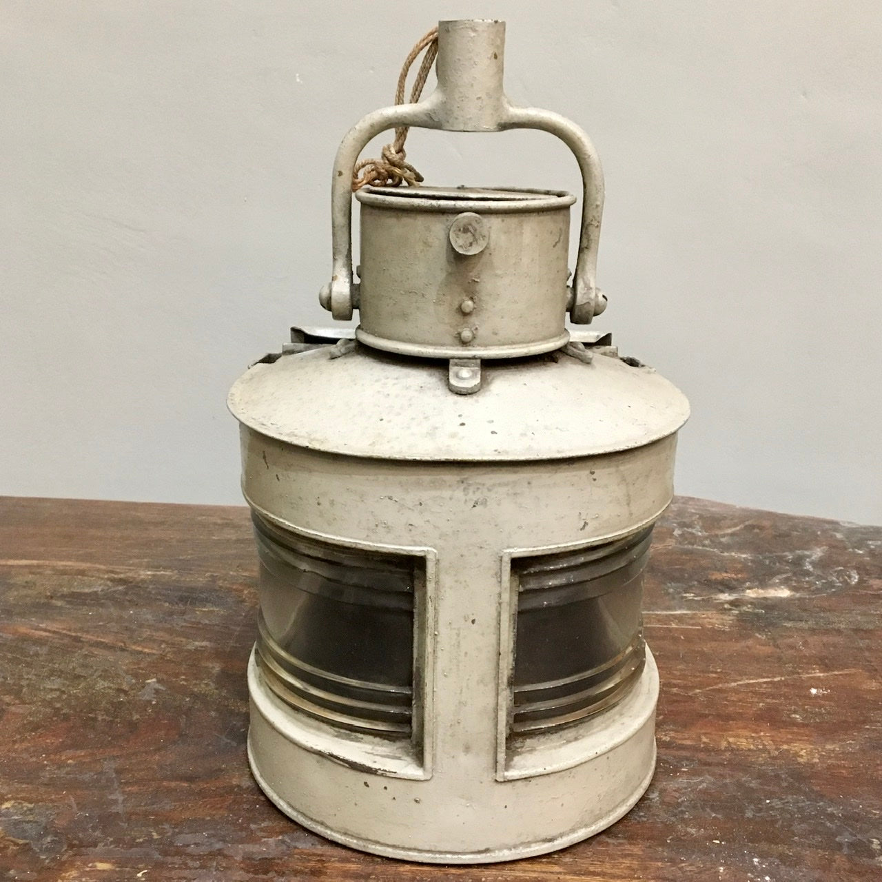 Starboard store oil lamp